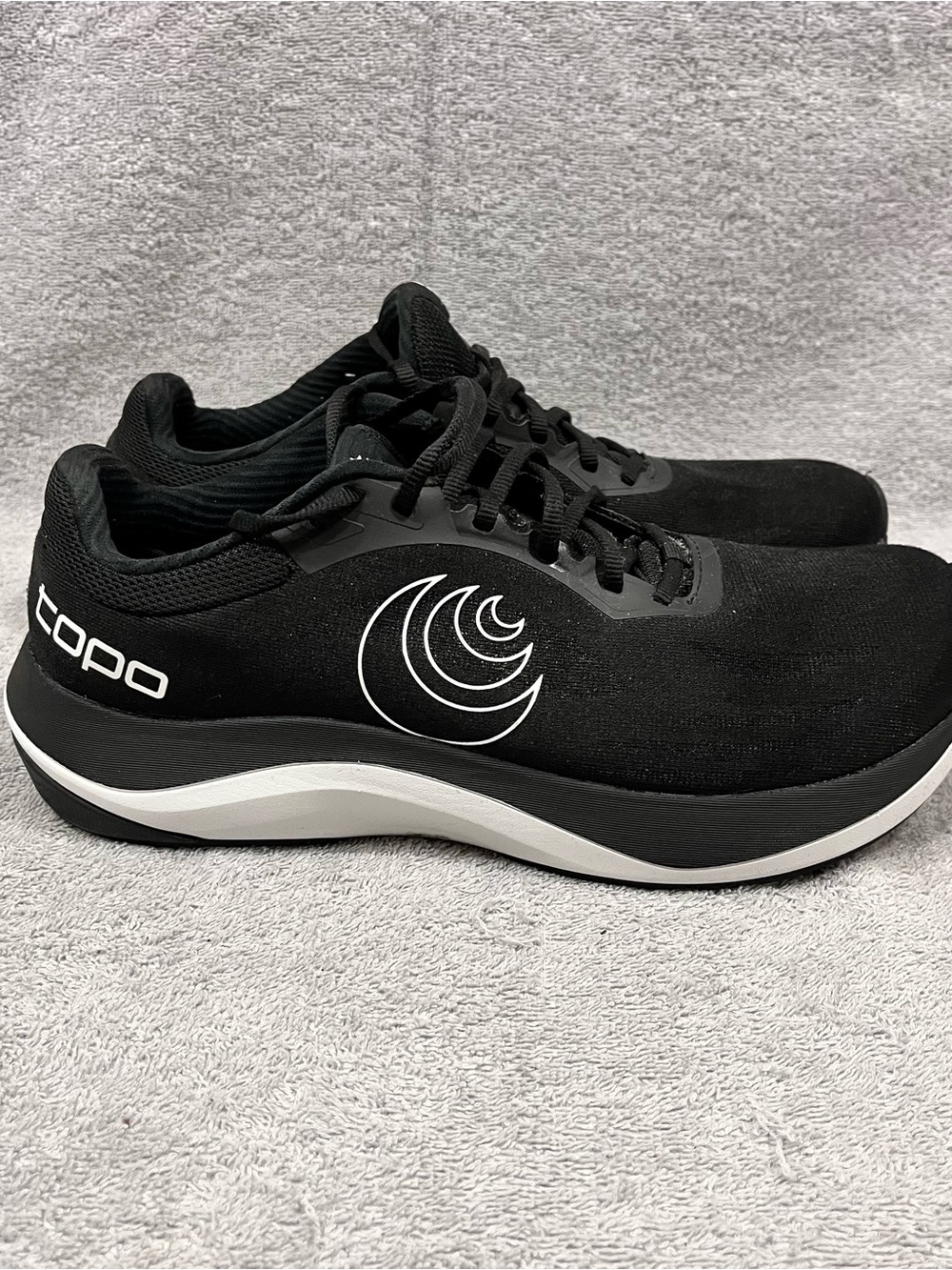 Topo Ultrafly 5 Womens Size 9.5 Black White Athletic Running Shoes Sneakers